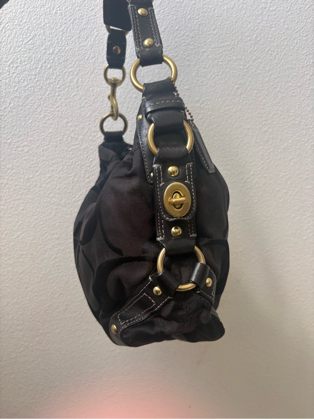 Coach Signature Canvas Hobo Bag in black - Picture 3 of 9